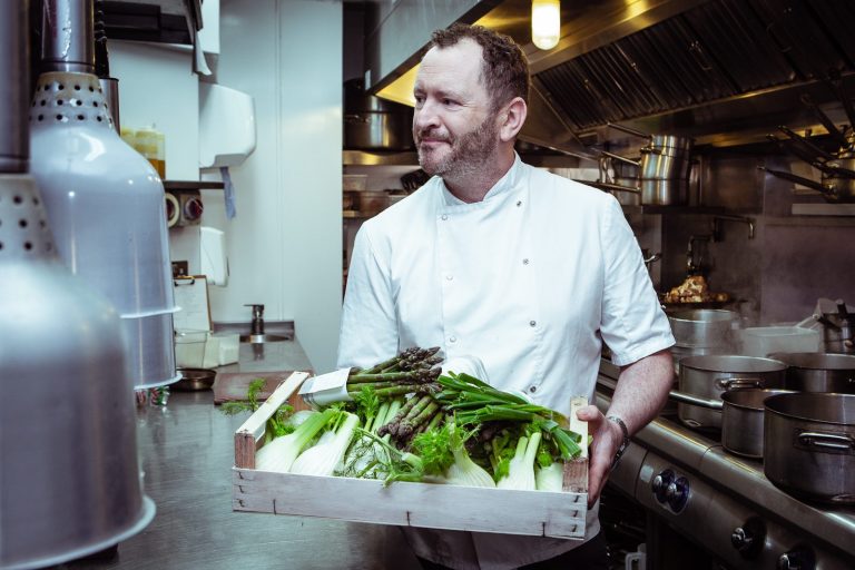 Neil Forbes Kitchen med SIZE Credit Paul Johnston at Copper Mango 768x512